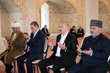 Şuşada məsciddə dua etdilər - Fotolar