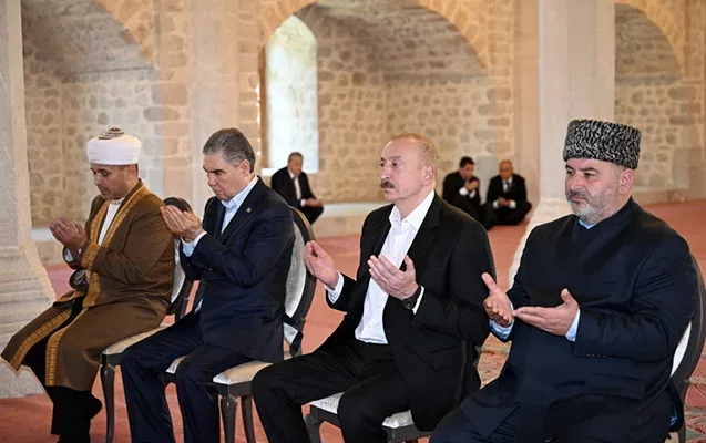 Şuşada məsciddə dua etdilər - Fotolar