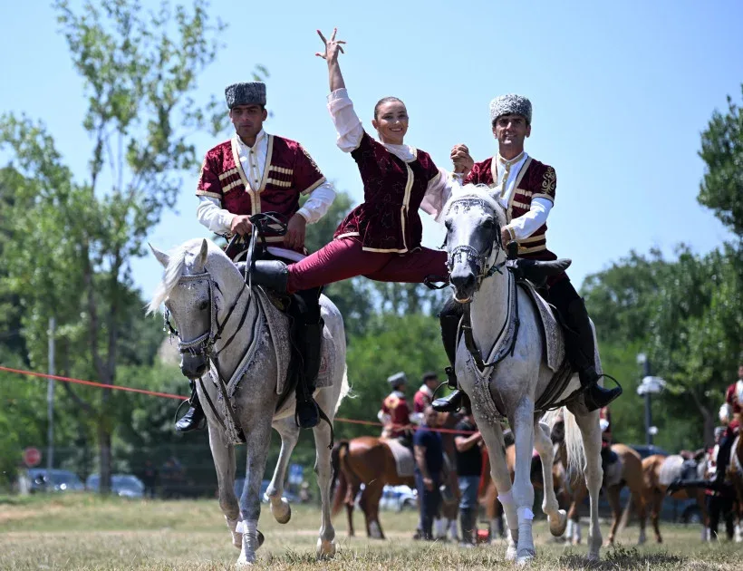 Prezident ona at hədiyyə etdi