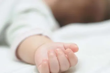 Yatmağına mane olan 1 yaşlı qızını öldürdü