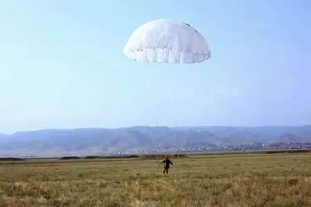Məşhur paraşütçü qəzada öldü