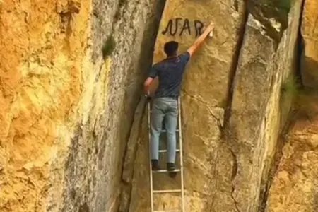 Gəncin bu hərəkəti tənqid olundu - Həyatını təhlükəyə atıb... - VİDEO