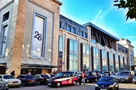 Məşhur mağazada geyinmə otağı lentə alınır - VİDEO