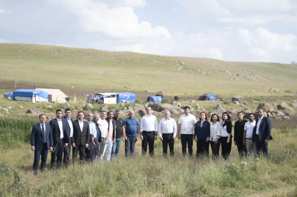 Nazir Kəlbəcərdə fermerlərlə görüşdü - FOTO