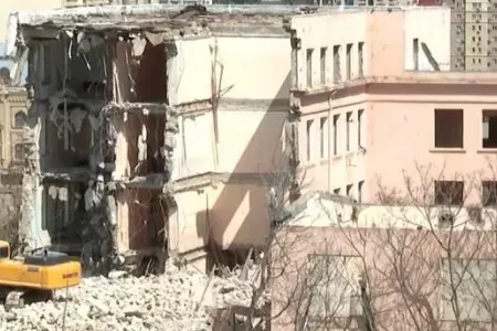 Bakıda “Naxçıvan” oteli sökülür