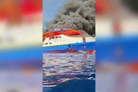 Göyərtəsində 280 sərnişin olan gəmi yandı