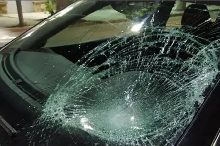 Avtomobillərin çatlamış şüşələri - Elə sürmək olar?