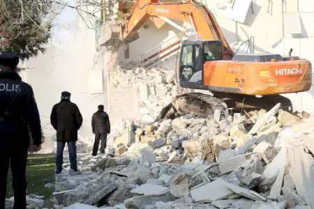 Bakıda sökülən məşhur hotelin yerində görün nə tikilir