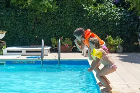 Hovuzda gizli TƏHLÜKƏ: - Uşaqlar üçün 8 risk