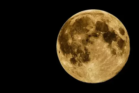 Ay niyə rəng dəyişdirir?