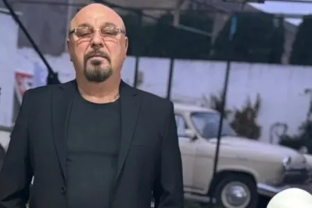 Əməkdar artist maşınını satdı