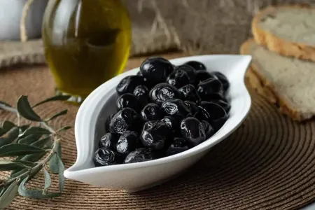 Marketlərdə satılan qara zeytun barədə dəhşətlər