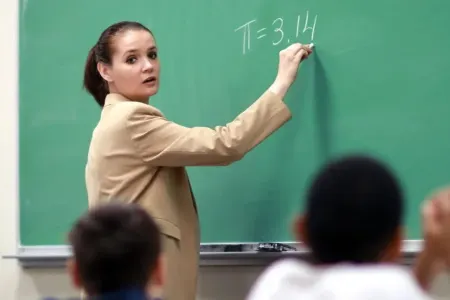 Xəbərdarlıq edildi: Yaxın üç ildə minlərlə müəllim işsiz qalacaq