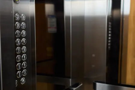 Liftlərdəki güzgülərin gizli funksiyası - ORTAYA ÇIXDI