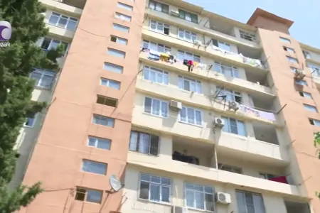 Binəqədidə yaşayış binasını birə basdı - VİDEO