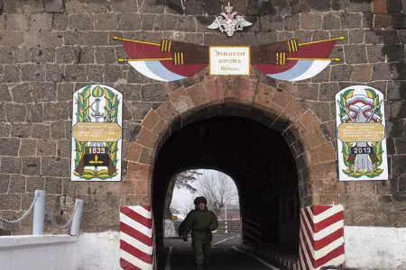 Rusiya Gümrüdəki hərbi bazasını gücləndirir