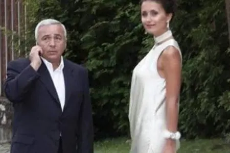 İsgəndər Xəlilov və ailəsi Azərbaycana gəlib