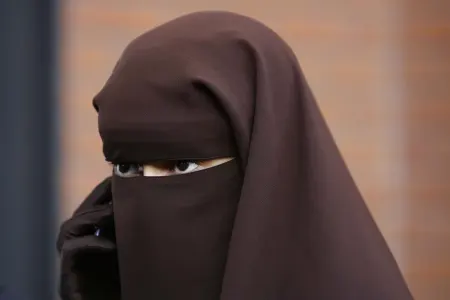 Niqab taxmaq qadağan edilir - Səbəbi açıqlandı