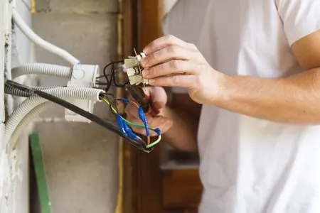 Bakıda kişini elektrik cərəyanı vuraraq - ÖLDÜRÜB