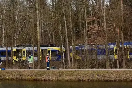 Sərnişin qatarı reysdən çıxaraq aşıb: - 3 ölü, 34 yaralı