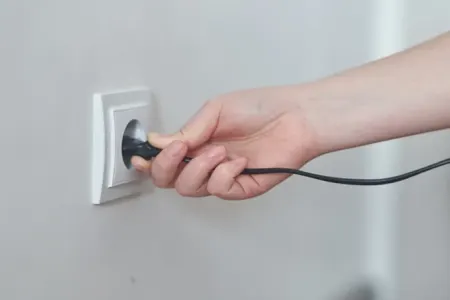 Riskli elektrik yuvalarının satışı ilə bağlı - QƏRAR
