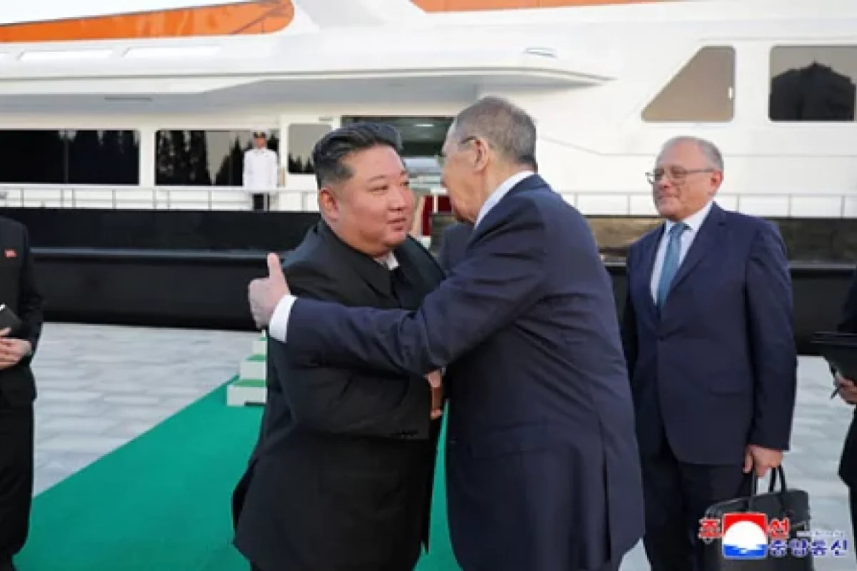 Kim Çen In həm Rusiya, həm də Çinlə “oynayır”