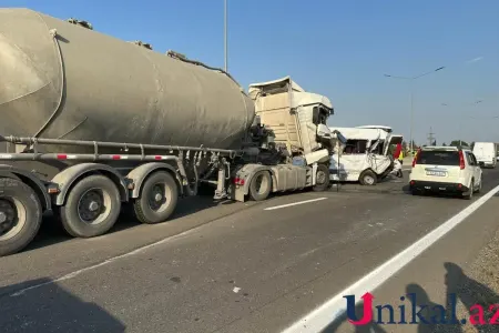 Şəmkirdə yük maşını mikroavtobusa çırpıldı