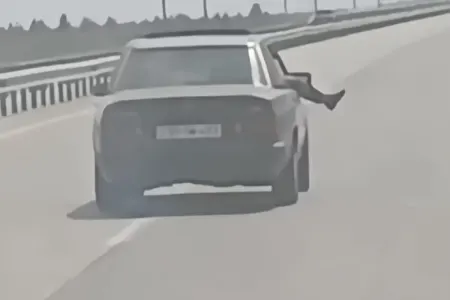 Ayaqlarını avtomobilin pəncərəsindən çölə çıxaran sərnişin və sürücü - CƏZALANDIRILDILAR