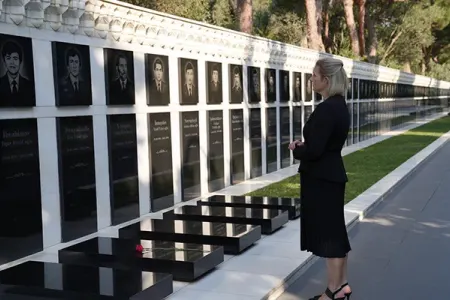 ABŞ-nin müvəqqəti işlər vəkili Şəhidlər xiyabanında - FOTO