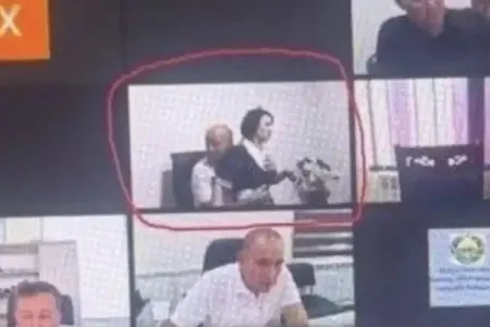 Onlayn iclasda katibəni qucaqlayan deputat işdən qovuldu - FOTO