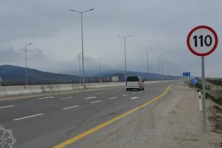 Bu yolda hərəkət mərhələli şəkildə məhdudlaşdırılır