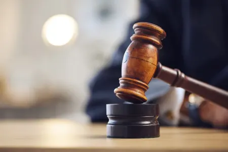 İranda 3 məhkumun barmaqları kəsildi
