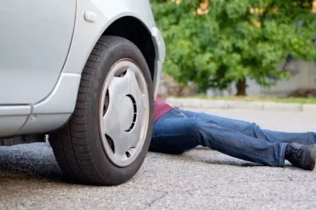 Qalada avtomobil piyadanı vuraraq öldürdü