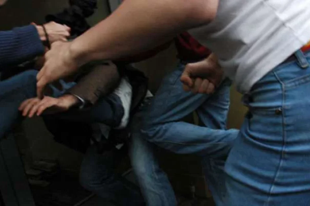 Dava edənləri sakitləşdirmək istədi, öldürüldü