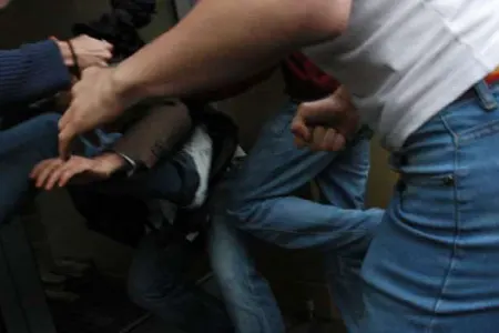 Dava edənləri sakitləşdirmək istədi, öldürüldü