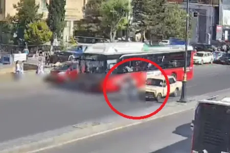 Bakıda maşın piyadaları vurdu - VİDEO