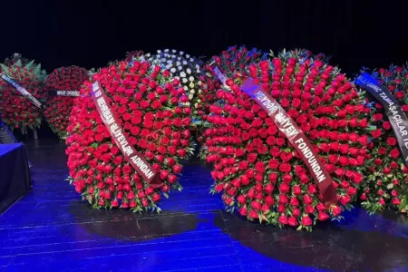İlham Əliyev və Mehriban Əliyeva Xalq yazıçısı Elçin Əfəndiyevlə vida mərasiminə əklil göndəriblər