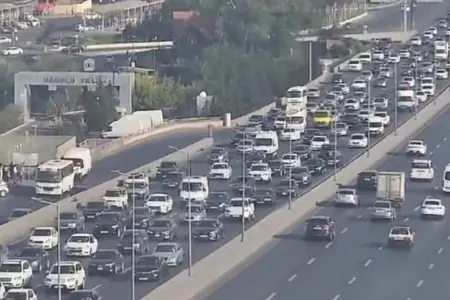 Bakının bir sıra yollarında nəqliyyatın hərəkəti çətinləşdi