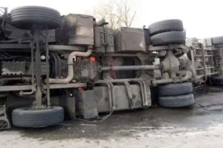 Goranboyda yük maşını traktora çırpıldı - Xəsarət alan var