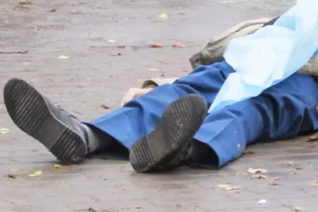 Kişi küçədə ürəktutmadan öldü - İstiyə görə