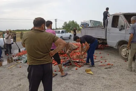Xaçmazda pomidor dolu yük maşını aşdı