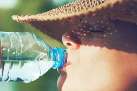 İstidə plastik şüşədən su içənlərə - XƏBƏRDARLIQ