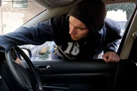 Avtoyuma məntəqəsindən maşın oğurlandı - FOTO