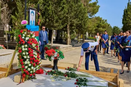 AZAL rəhbərliyi və kollektivi Hökumə Əliyevanın məzarını ziyarət etdi