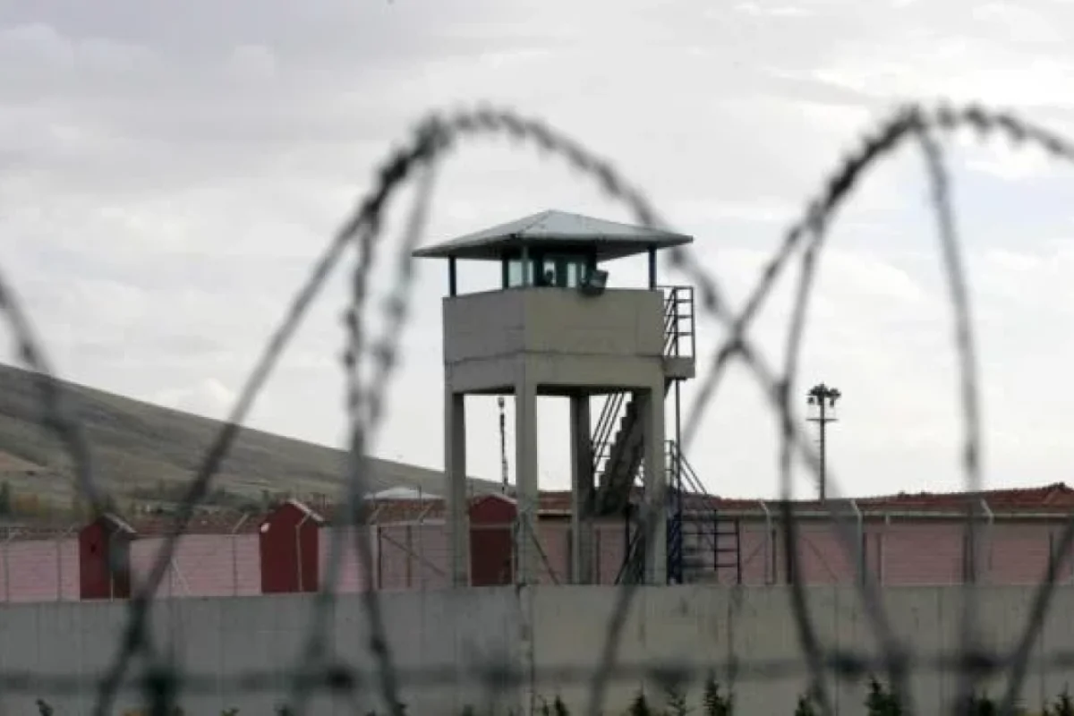 Həbsdəki qohumuna kartofun içində telefon gətirdi - FOTO