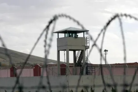 Həbsdəki qohumuna kartofun içində telefon gətirdi - FOTO