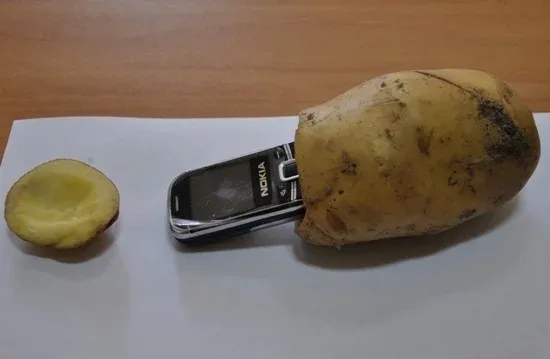 Həbsdəki qohumuna kartofun içində telefon gətirdi - FOTO