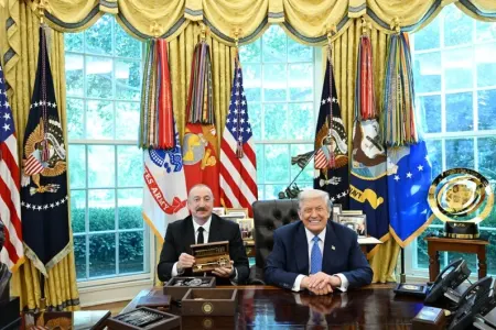 Donald Tramp Ağ Evin rəmzi açarını Prezident İlham Əliyevə təqdim etdi