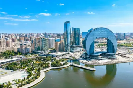 Paytaxtda təmizlik işləri aparıldı, yaşıllıqlara su verildi