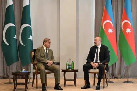 İlham Əliyev Şahbaz Şərifə zəng etdi